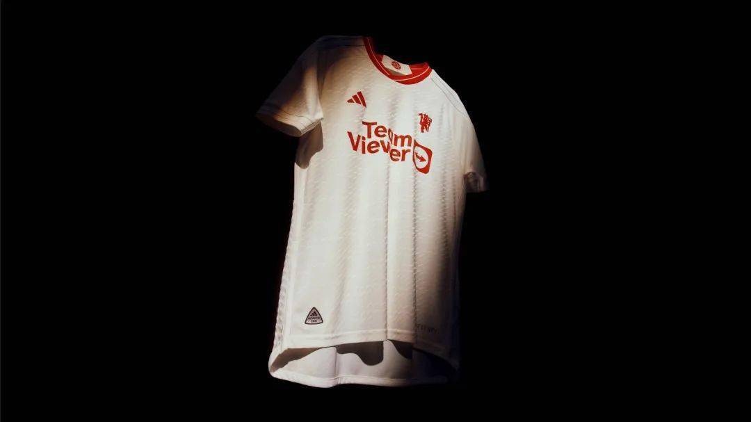 阿迪达斯携手曼联发布23/24赛季第二客场球衣