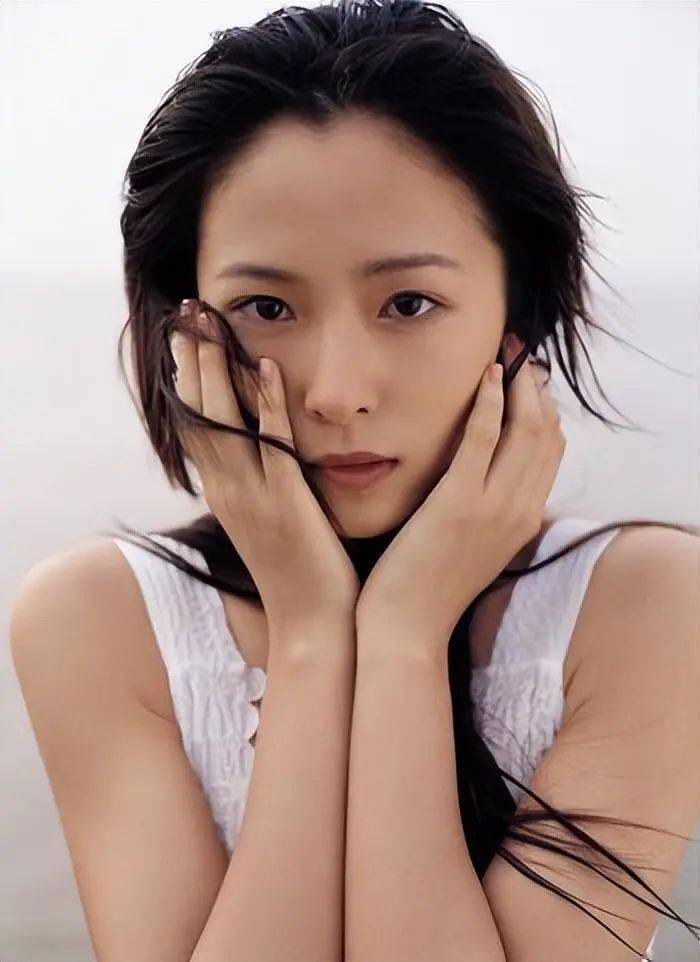 然而,媒体再次曝光江一燕隐婚生子的消息,引发了网友对她和邓超之间