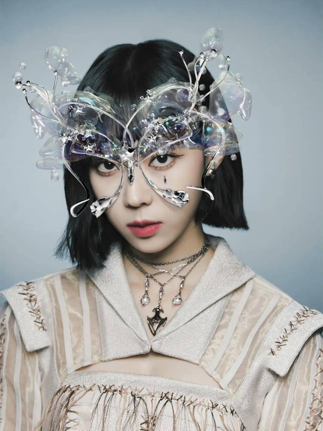 gaga早在2020年和ariana grande推出的单曲《rain on me》的宣传海报