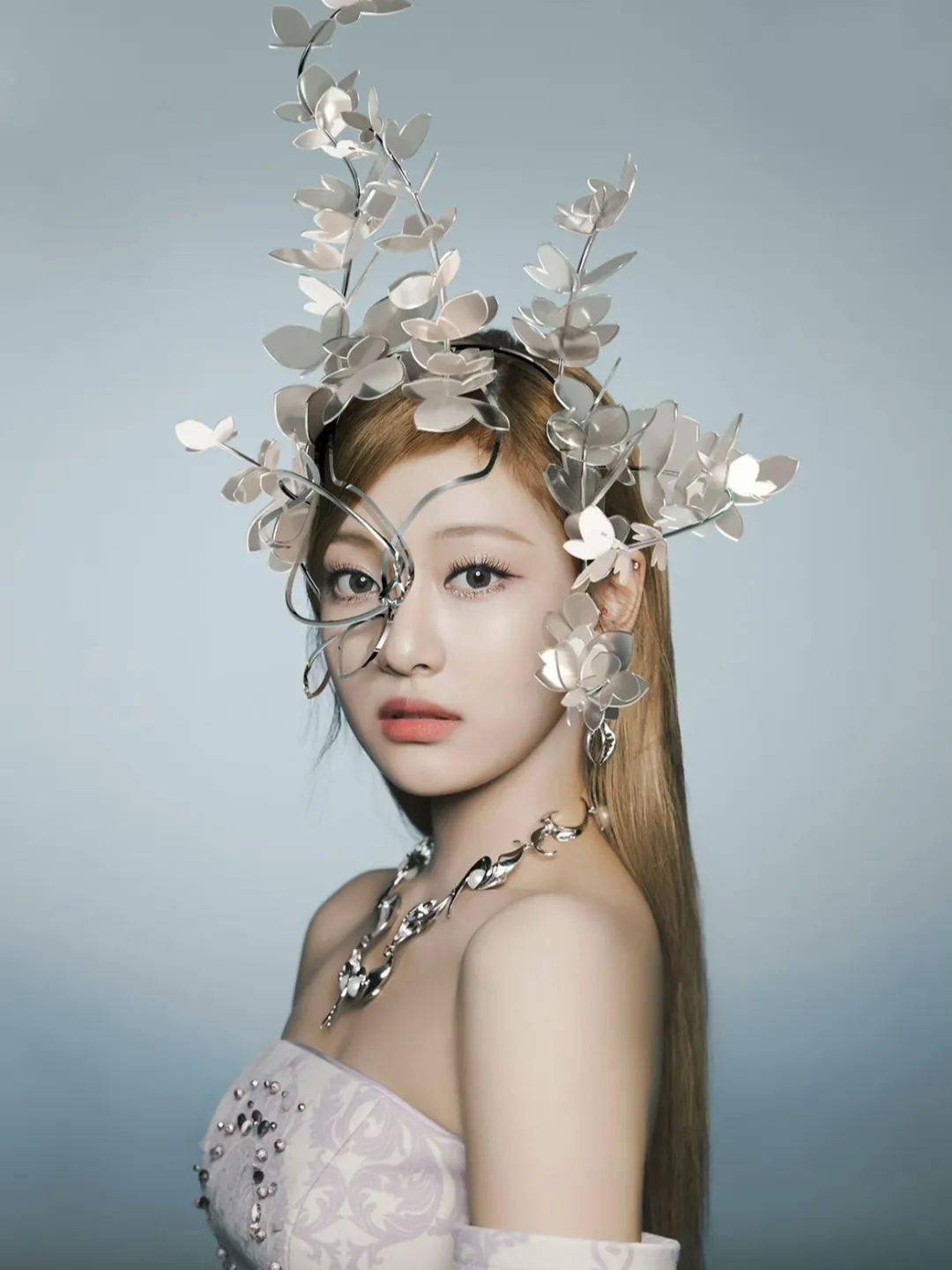 gaga早在2020年和ariana grande推出的单曲《rain on me》的宣传海报