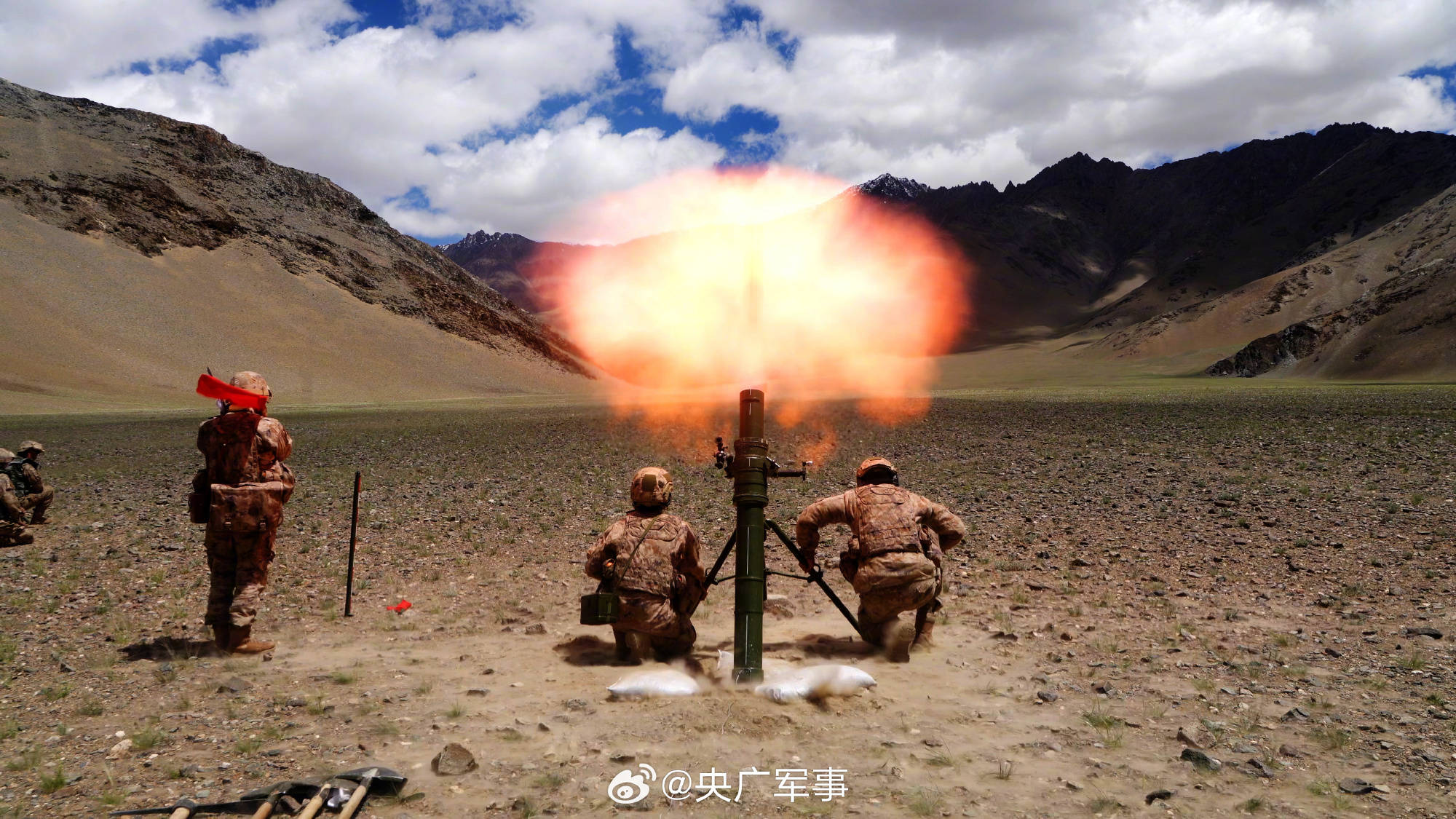 高原腹地,新疆军区某合成团组织开展多火器实弹射击考核_部队_王博峰