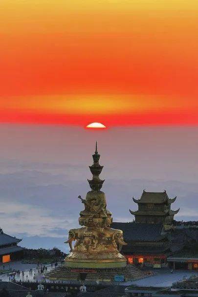 走,披着大衣在峨眉山顶看日出日落_阳光_金顶_余辉