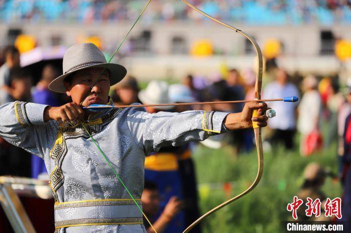 8月10日,那达慕大会上,射箭手气定神闲地参赛.
