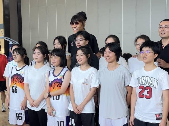 当2米06的郑海霞遇见1米58的曾国强，衢州江山冠军同台呈现最萌身高差
