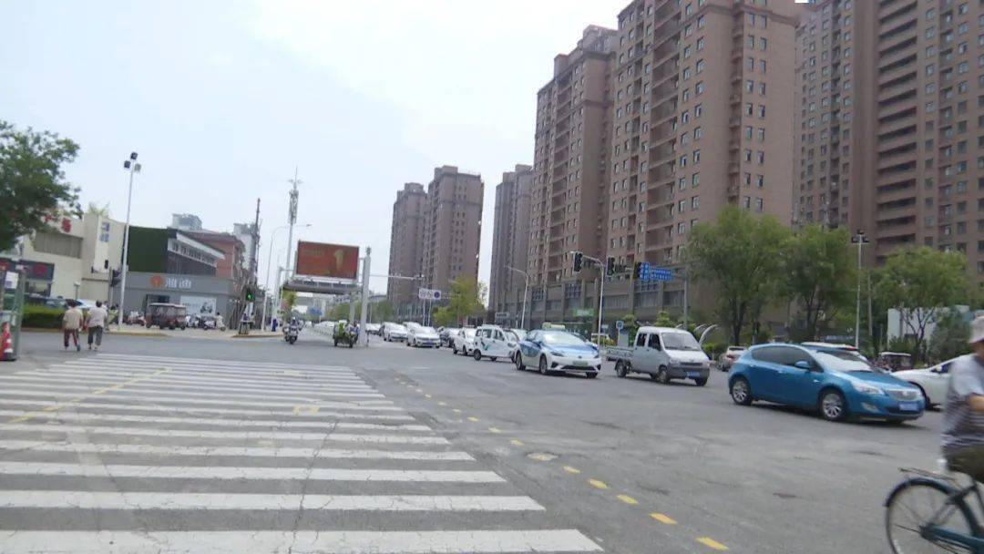 许昌市区文峰路与新兴路交叉口,由于"汽改水"工程在这里施工,两条道路