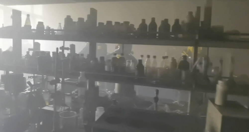 触目惊心！西安一高校实验室突然起火，浓烟滚滚！还有爆燃可能……_管理_火灾_人员