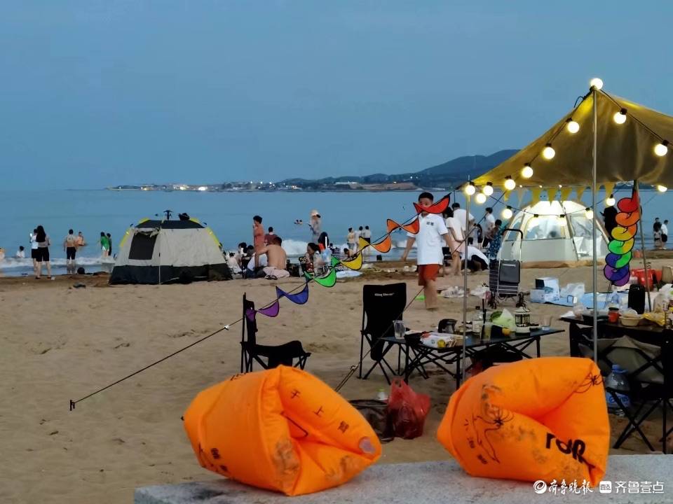 即墨鳌山卫滨海公园,游客众多_朱明
