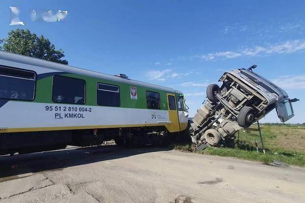 波兰一列车撞上过道口的货车致22人受伤_火车_伤者_事故