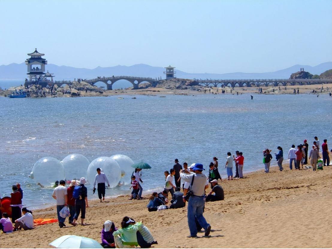 除了旅游资源丰富,兴城泳装产业的发展还离不开东北老工业基地的历史