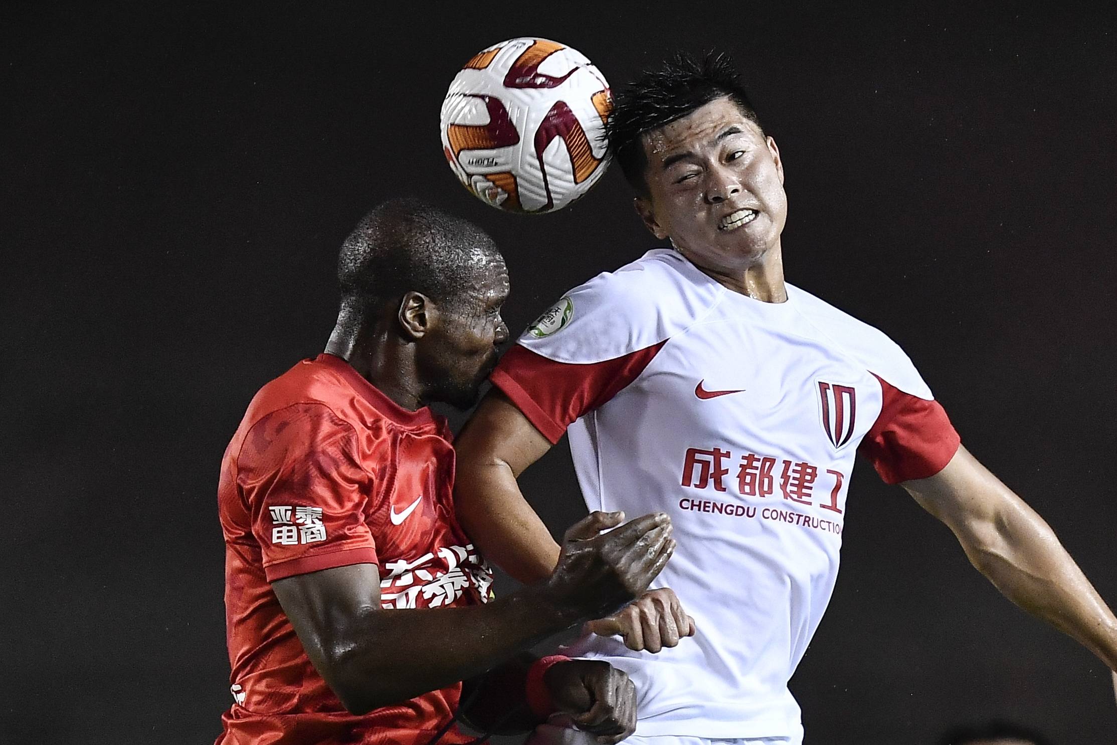 8月12日,成都蓉城队球员唐创(右)与长春亚泰队球员奥克雷在比赛中争顶