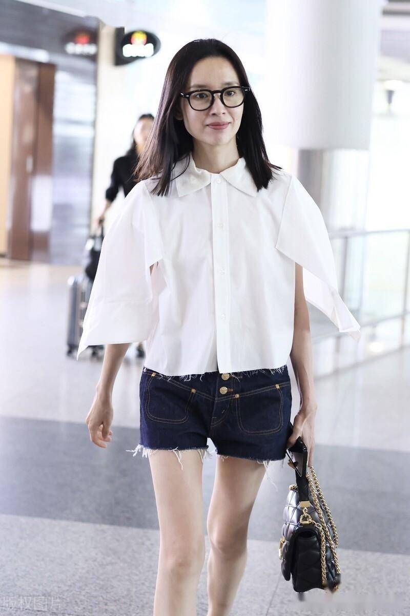 董洁身穿白衬衫 牛仔短裤 t字凉鞋清纯自然
