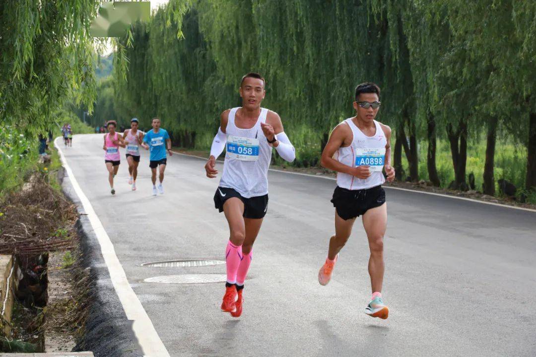 摄)参加亲子跑的选手在奔跑(贺看 摄)县委书记胡敬斌,县委副书记