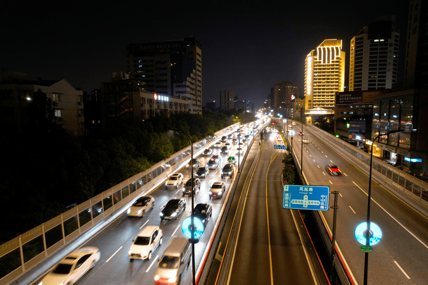 杭州城管部门对中河高架进行了两大块亮化提升,全力提升夜景照明