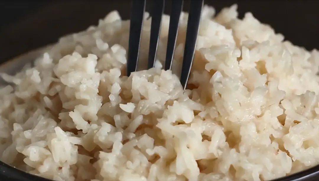 新鲜米饭应该没有异味,而变质的米饭可能会散发出不正常的酸臭或发霉