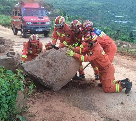 4级地震 楚雄消防80人20车3犬出动救援_双柏县_震中_大麦地镇