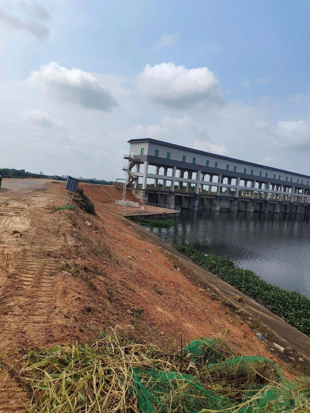 邦山水闸往西湖方向全路段封闭施工过往车辆请绕道