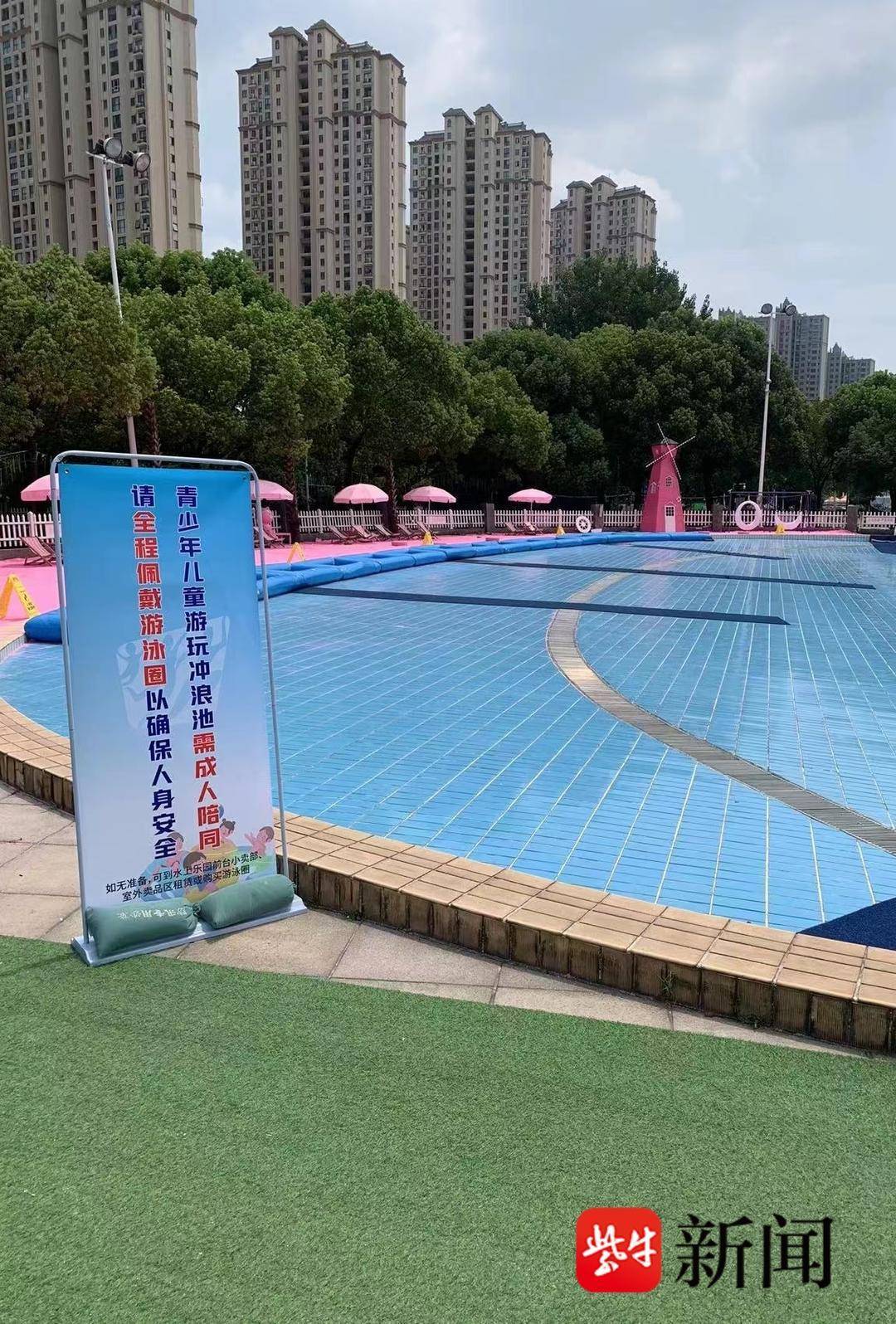 常熟一造浪池内多人险溺水安全问题引质疑，工作人员：有专业救生员，很安全！