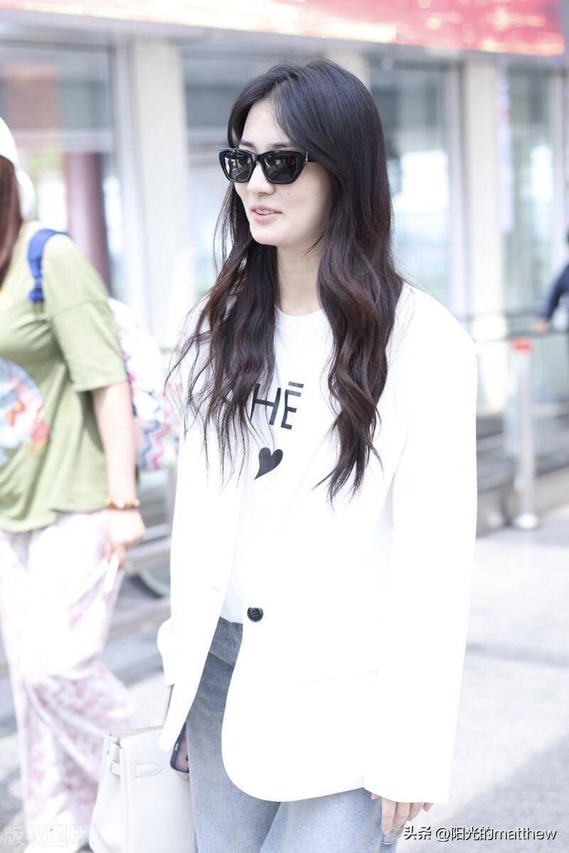街拍:徐璐白西装 字母t恤 阔腿牛仔裤 厚底球鞋利落潇洒_机场_北京