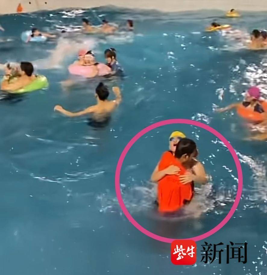 常熟一造浪池内多人险溺水安全问题引质疑，工作人员：有专业救生员，很安全！