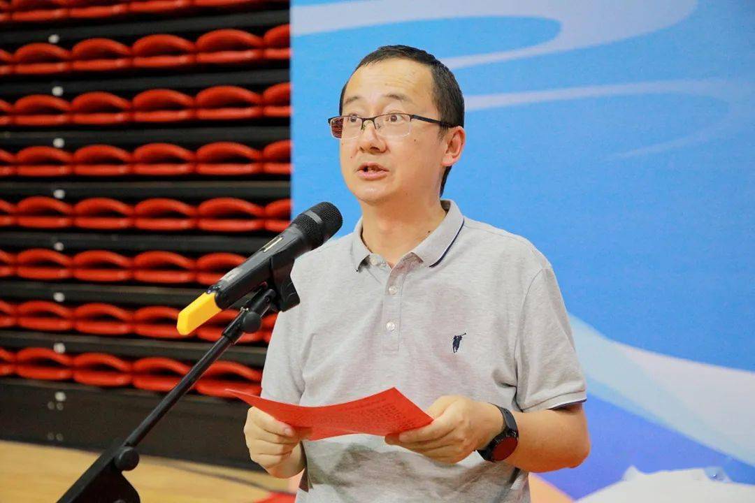 省体育局二级巡视员何光煜,县委书记王远,本次赛事总裁判长马世坤,州