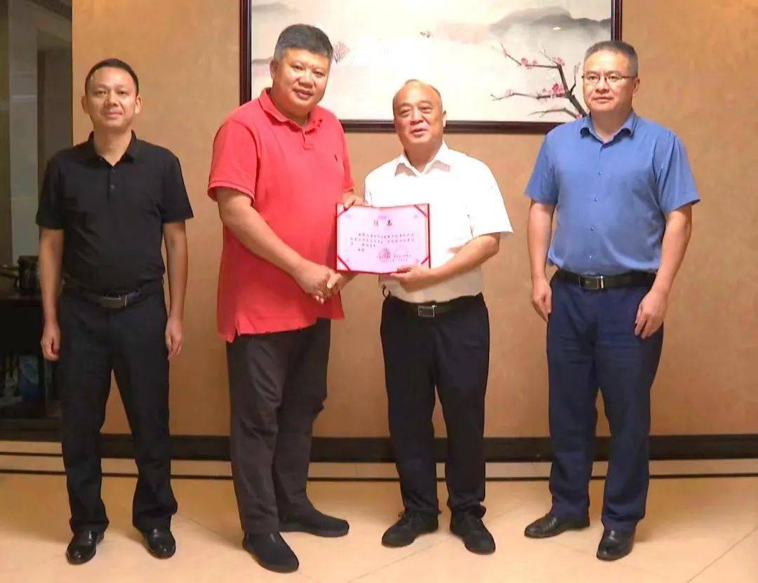 当天,县委书记邓小强为林荣斌颁发了聘任证书.