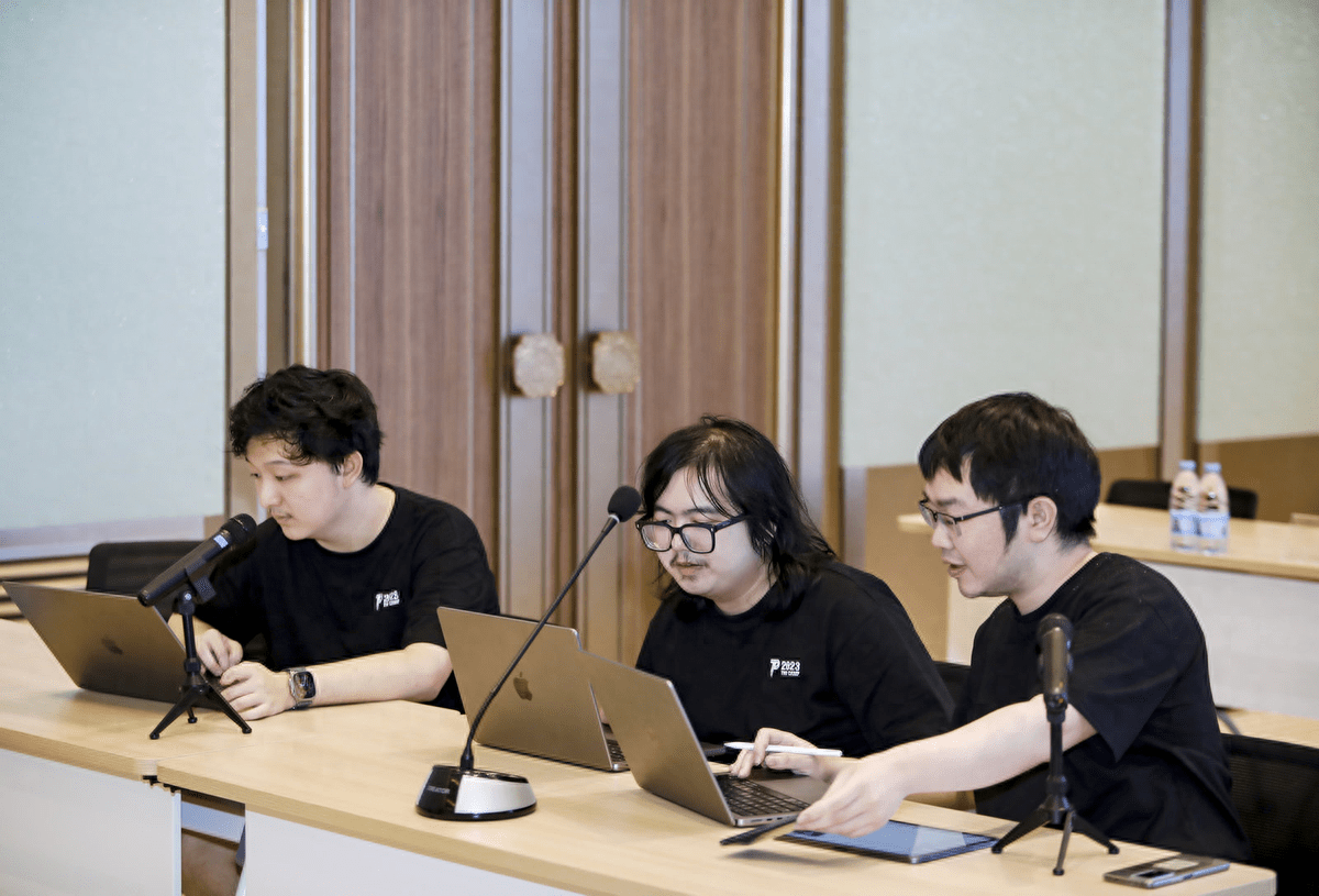 三位助教(从右至左:杜瑜皓,吕耀维,时庆钰)为同学们分析赛题参加训练