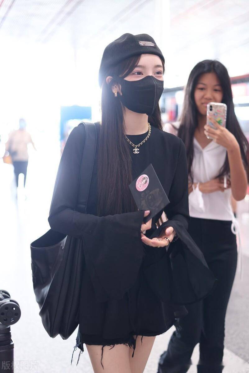 戴燕妮北京出发,贝雷帽搭纯色短裙甜酷时尚_机场
