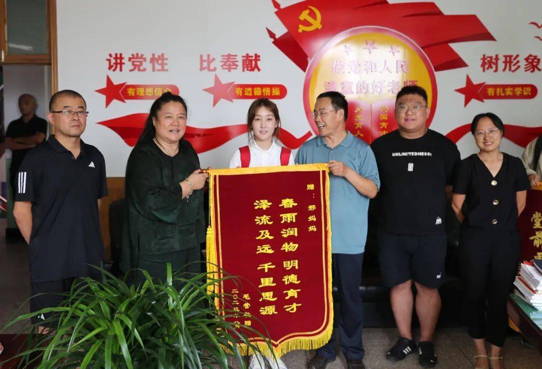 太谷启航学校2099班学生向邢如瑞董事长赠送锦旗_摄影_晋中市_庞宏