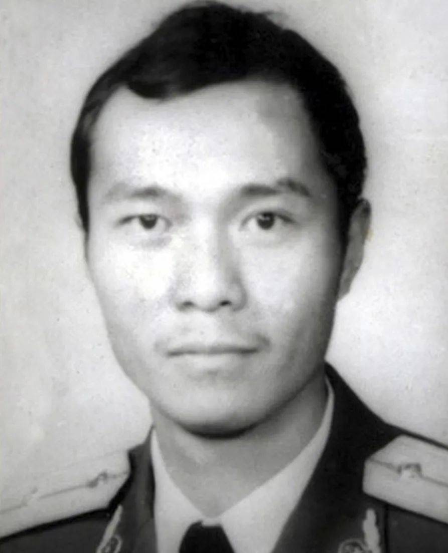英雄集体和个人"中国武警忠诚卫士"方红霄,王建国等"捕歼英雄"庞如宝"