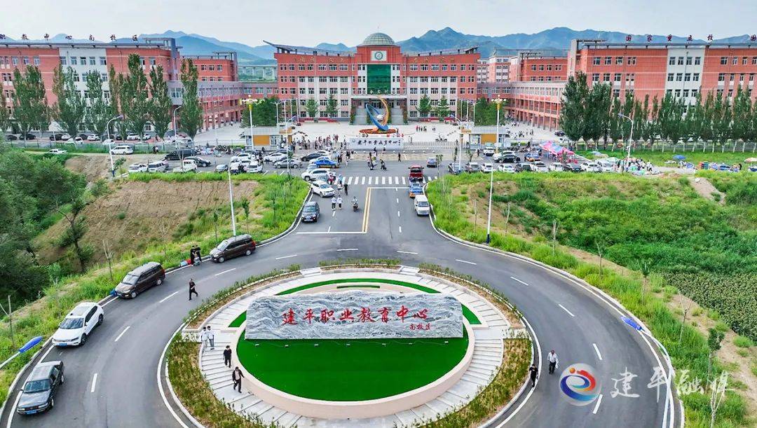 67【教育视窗】建平县职教中心喜迎2023级秋季新生入学_职业_家长