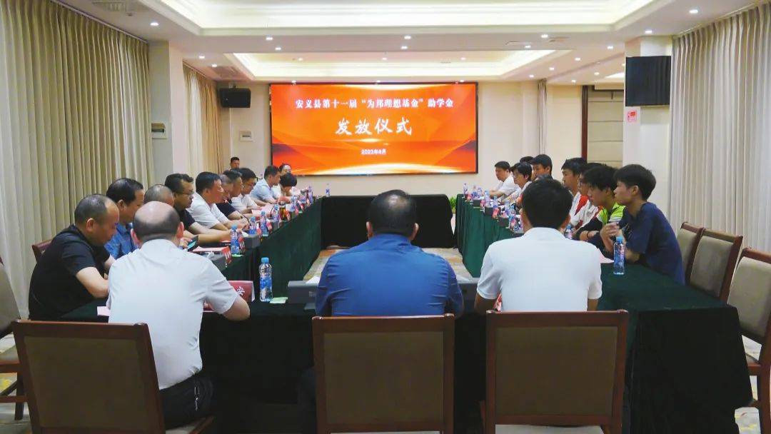 随后,毕敦发,刘洪源,熊坚,叶飞等与会领导,嘉宾,按照每人5000元的标准