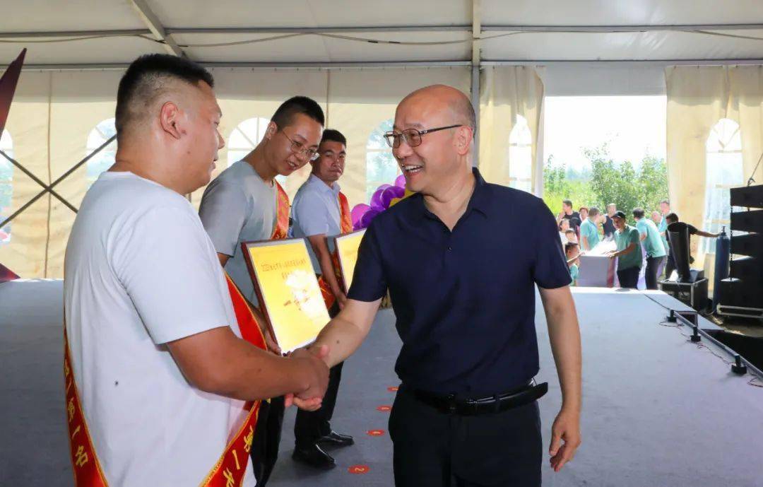 王"获奖者颁奖,并与市领导操隆山,姜颖,金文,张香娥,陈英,张力,董哲