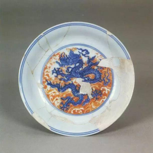 台北故宫展出的与景德镇御窑厂出土的成化瓷器_青花_黄地堆_花纹