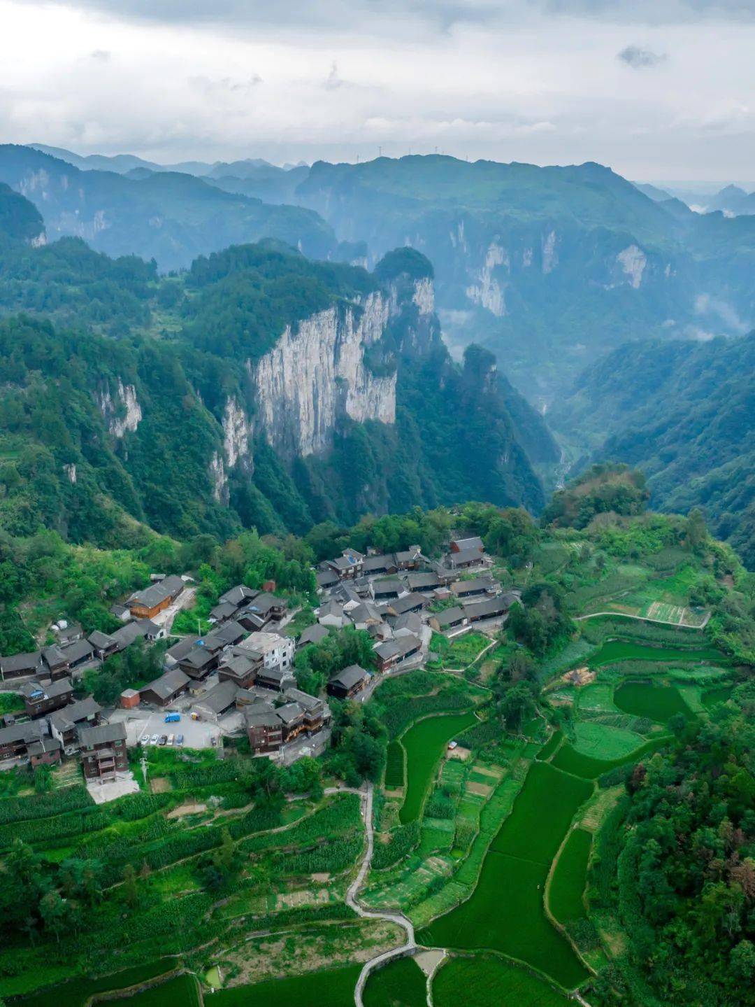 到"南方呼伦贝尔"八面山,山脉水系众多的大湘西一带不仅是苗族的集聚
