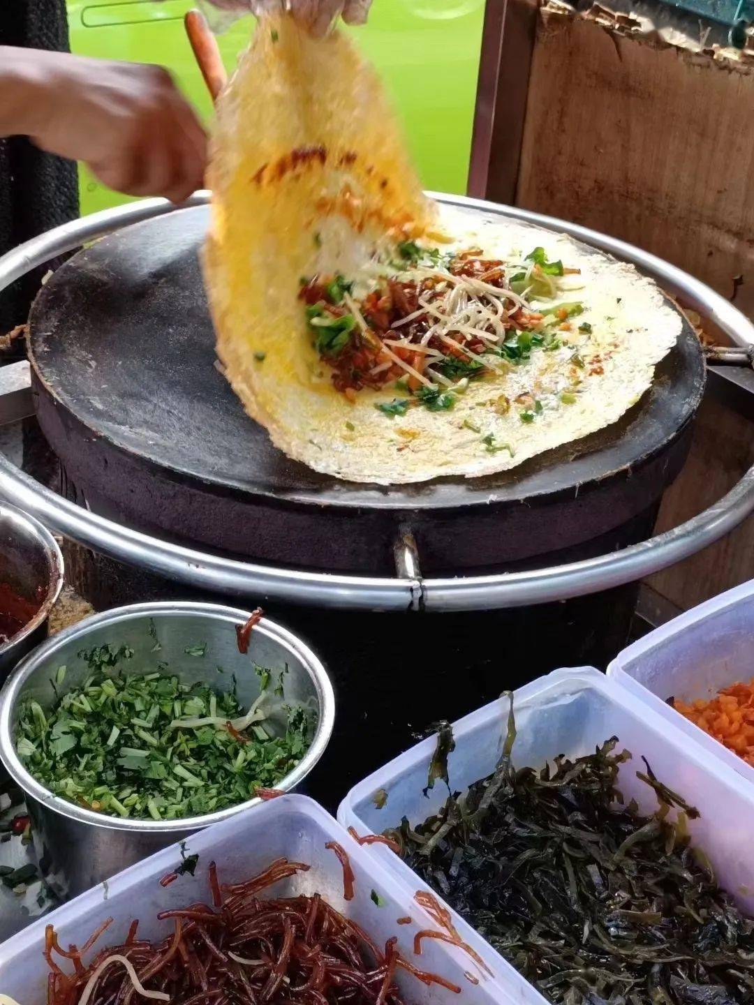 日照煎饼也讲究,万物皆可卷,最常见的便是卷大葱,或是卷豆腐和辣椒,刷