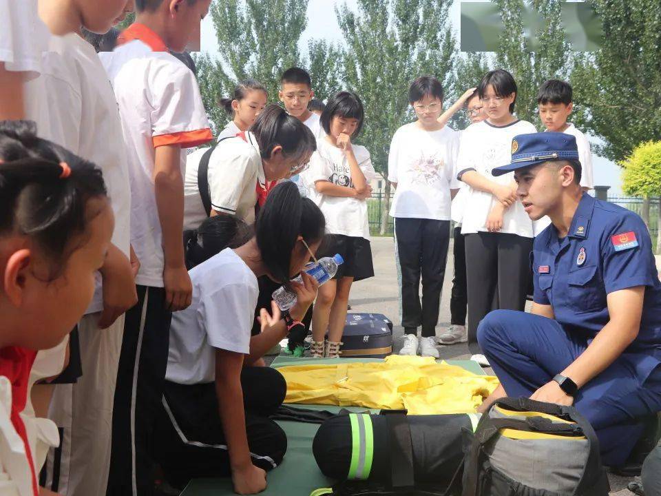 双台子区消防救援大队联合团区委研学夏令营开展"消防之旅"体验活动