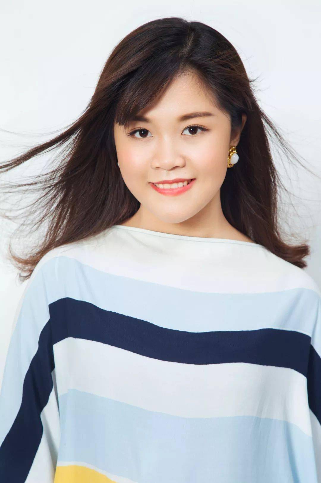 评朗嘎拉姆的发音和讲话方式都和邓丽君非常相似,完全听不出泰国口音