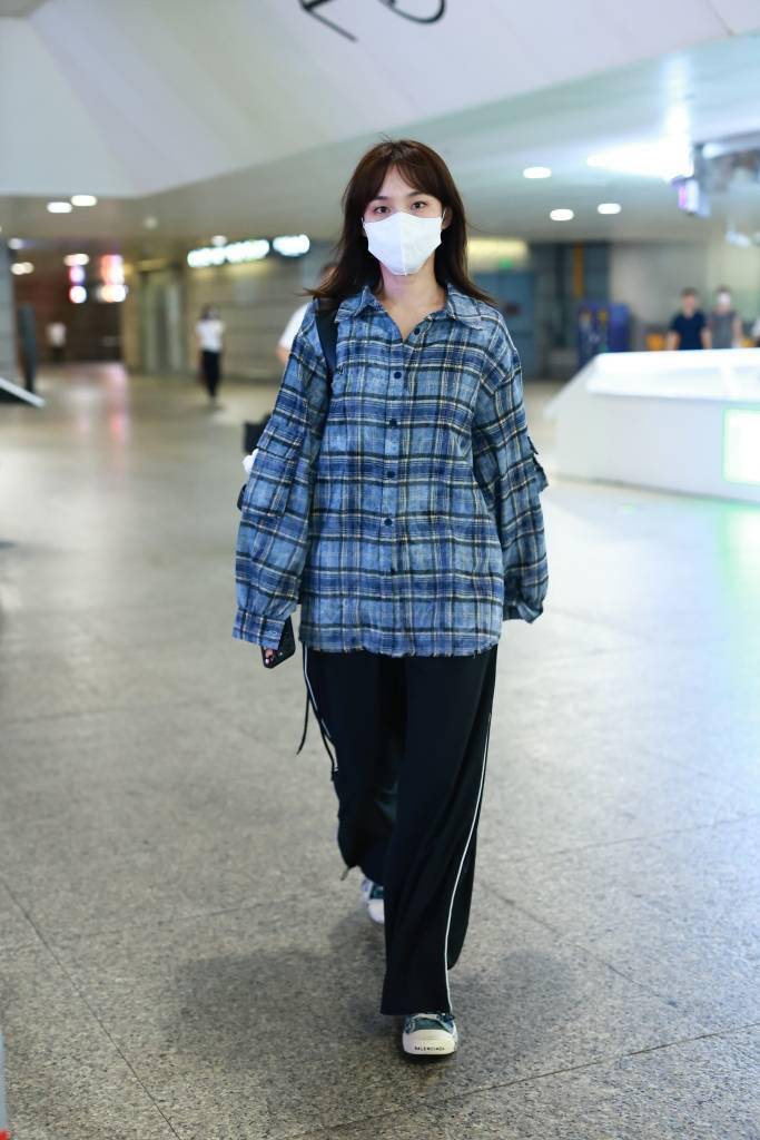 2023年8月21日,上海,张佳宁着蓝格衬衫现身虹桥机场