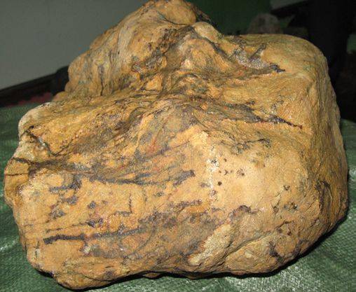 缅甸的翡翠原石价格多少钱？认识翡翠原石三要素“皮、雾、肉”