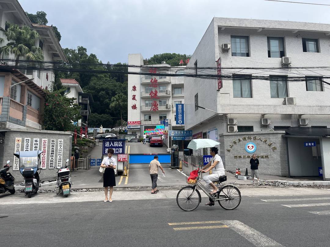 8月18日晚上10点过,乐山市五通桥区金粟镇姜市街社区党委书记何浩与