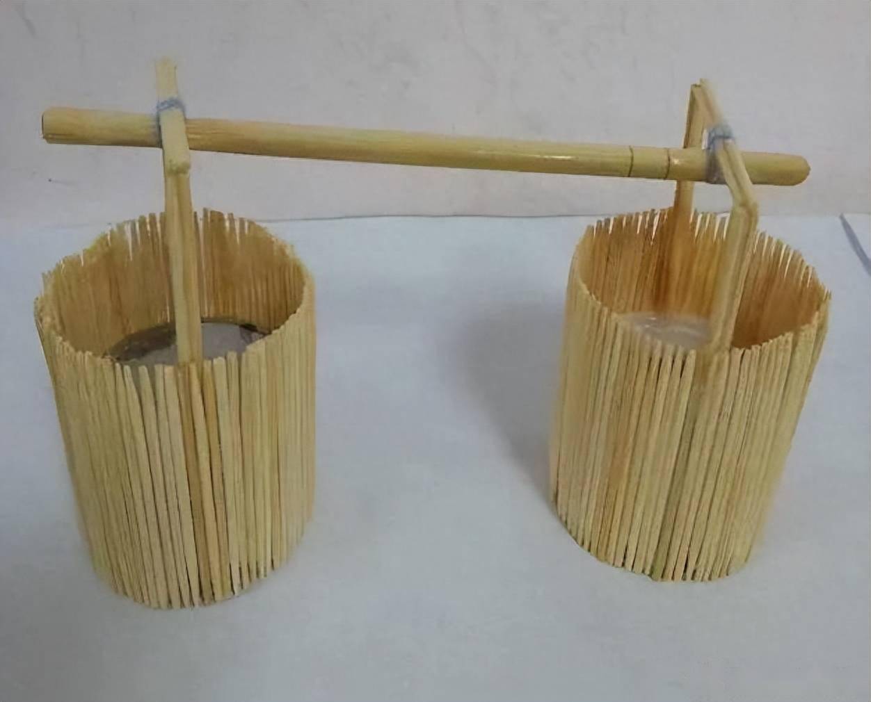 制作材料:牙签,一次性筷子扁担用喝完的饮料瓶切割后制作成肥皂盒,还