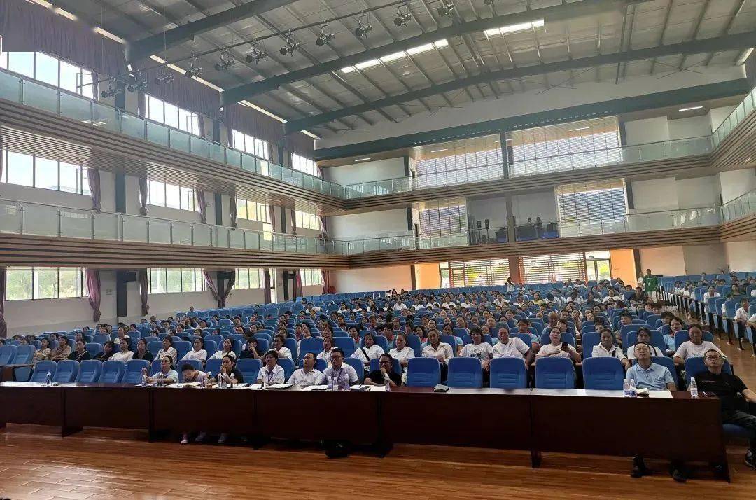 等重点管理人消防安全培训会在兴义市洒金街道办事处万峰中学礼堂举行