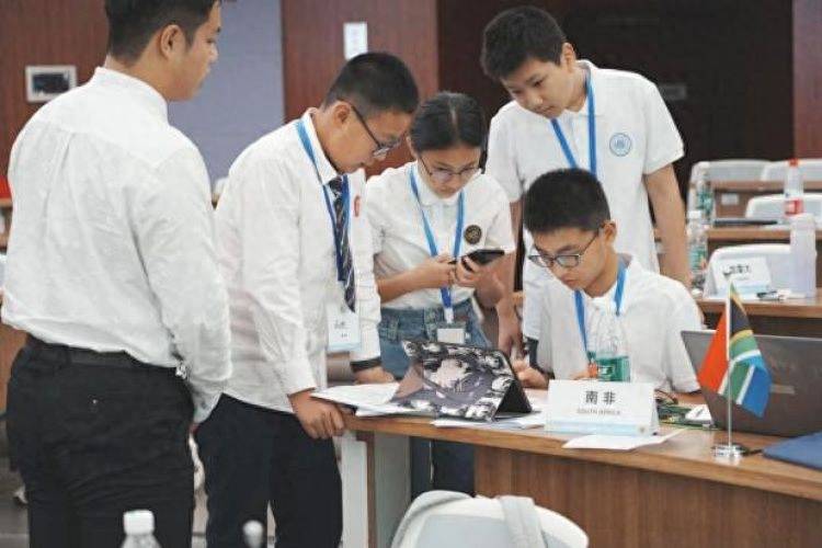 杨浦少年变身“小小外交官”,在这场模拟联合国峰会中展示自我 杨浦少年变身“小小外交官”,在这场模拟联合国峰会中展示自我