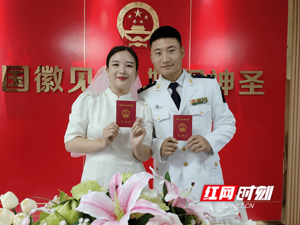 8月22日,隆回县民政局婚姻登记处,一对领证的新人.肖鹤洲/摄