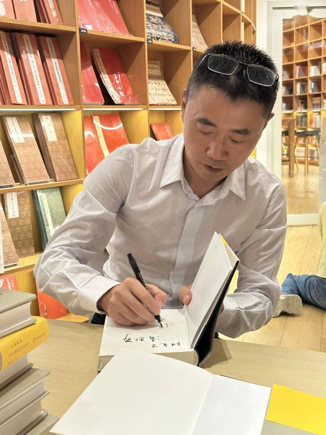 3,新锐作家潘峰携《天地扬尘》亮相上海书展,不惧与名家做比较_小说