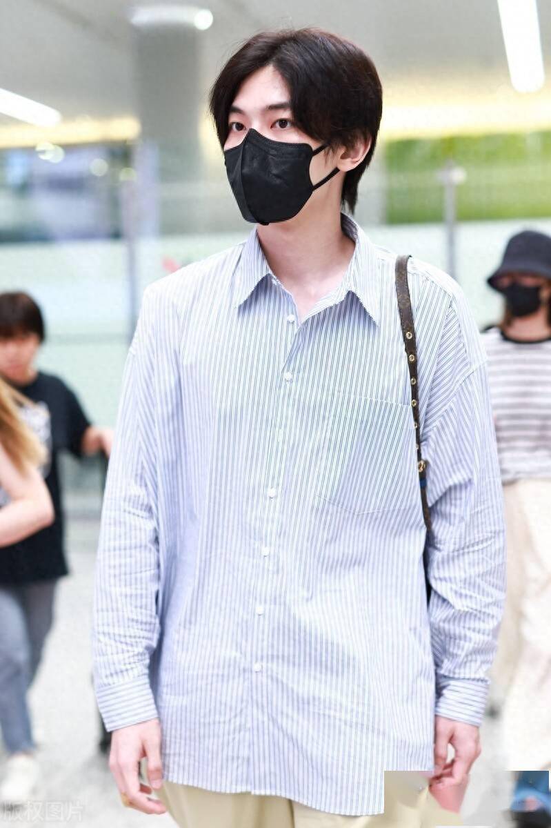 王瑞昌现身上海机场,身着条纹衬衫阔腿裤休闲帅气