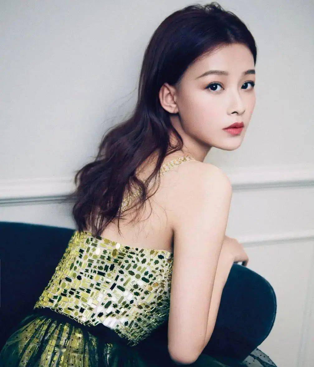 孙怡穿露脐装带娃逛街,女儿6岁个头已过母亲腰,颜值却像董子健_小姑娘