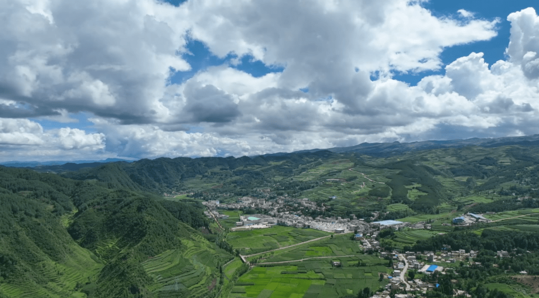 鲁甸县在水磨镇新棚村白房子自然村打造乡村振兴示范点,让白房子扮靓