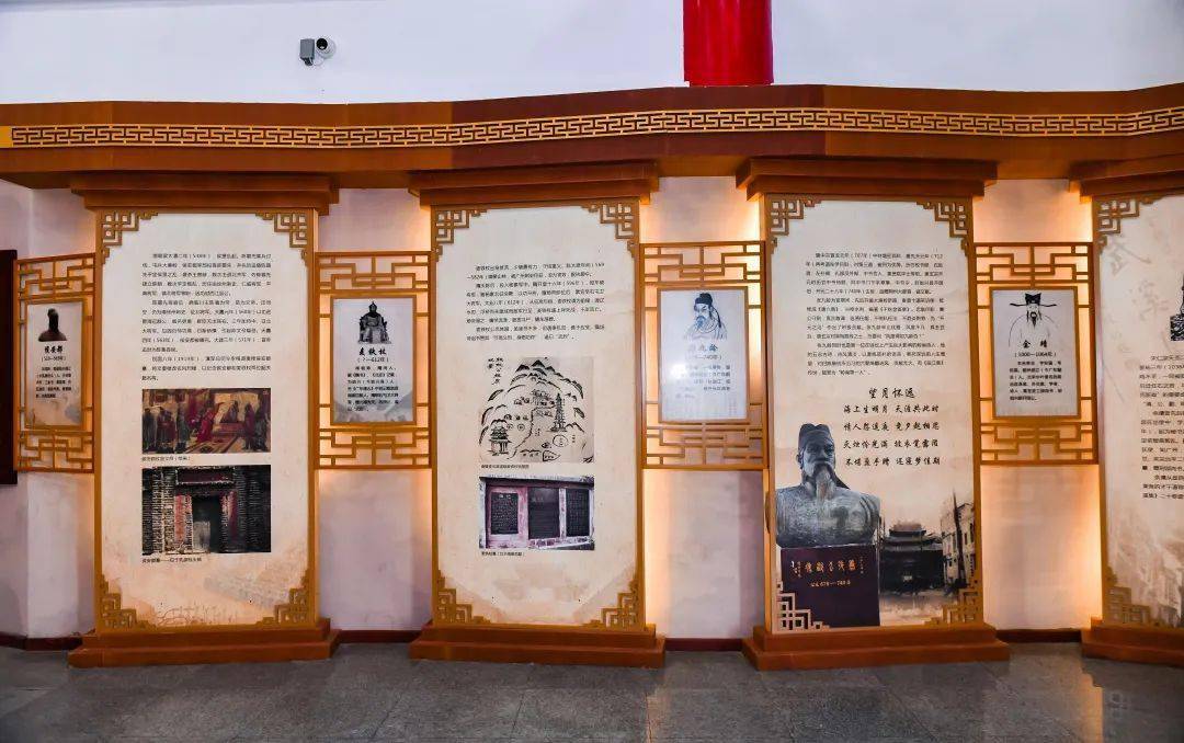 张九龄纪念公园张九龄纪念公园位于北江河畔的回龙山顶,公园山顶还有