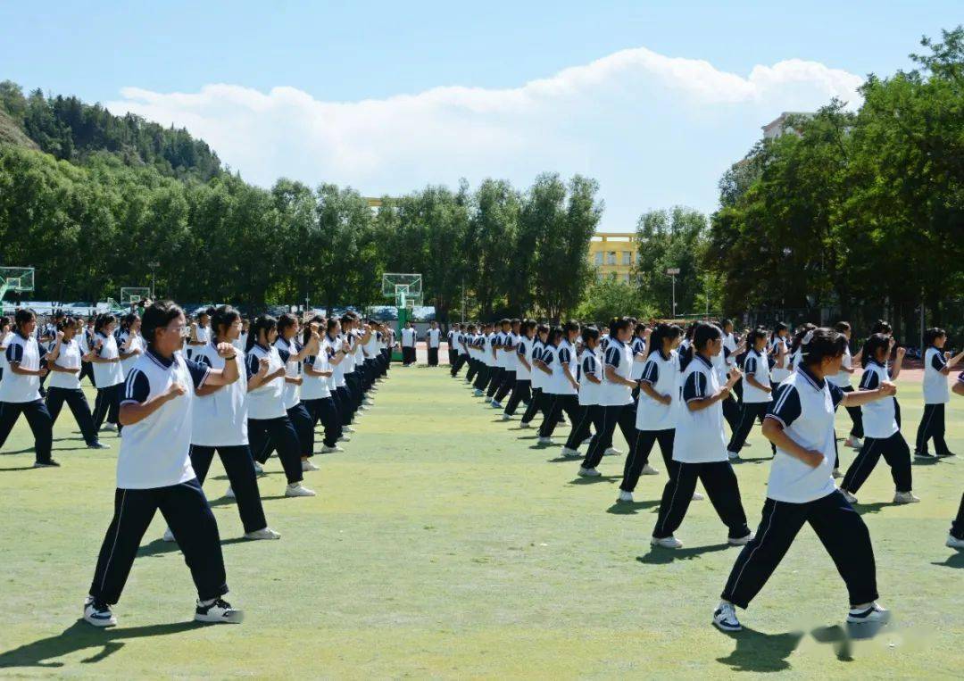 临洮二中举行2023年高一新生军事训练成果展示暨入学教育活动_军训